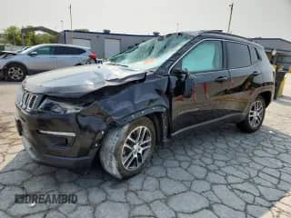 2019 Jeep Compass Latitude z VIN 3C4NJCBB5KT832717, wystawiony jako Copart lot #71620115 z przebiegiem 83 479 mil mil oraz Szkoda całkowita • Salvage title. Historia ofert i sprzedaży dostępna na DreamBid. Obrazek 1.