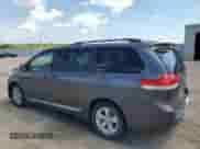 2013 Toyota Sienna LE AAS с VIN 5TDKK3DC0DS332046, выставлен на аукционе Copart как лот 68400265 с пробегом 205 295 миль миль и Списание • Salvage title. История ставок и продаж доступна на DreamBid. Изображение 2.