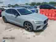 2024 Volvo S60 Core Dark Theme z VIN 7JRL12TK4RG282667, wystawiony jako IAAI lot #42439211 z przebiegiem 40 113 mil mil oraz . Historia ofert i sprzedaży dostępna na DreamBid. Obrazek 1.