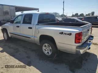 2005 Dodge Dakota SLT z VIN 1D7HW48N85S342452, wystawiony jako Copart lot #70287975 z przebiegiem 165 543 mil mil oraz Czysty tytuł • Clean title. Historia ofert i sprzedaży dostępna na DreamBid. Obrazek 2.