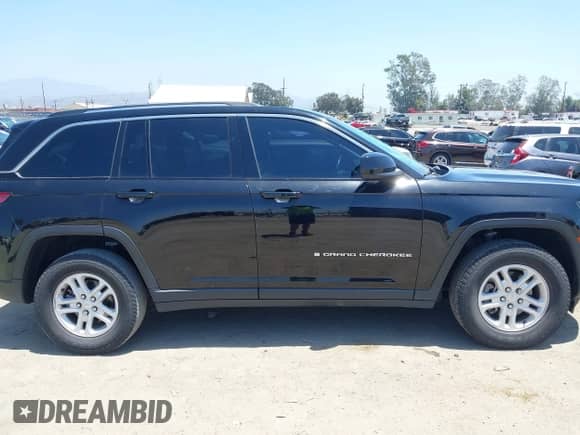 2022 Jeep Grand Cherokee Laredo z VIN 1C4RJHAG6N8572407, wystawiony jako IAAI lot #42342437 z przebiegiem 65 884 mil mil oraz . Historia ofert i sprzedaży dostępna na DreamBid. Obrazek 13.