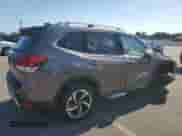 2024 Subaru Forester Touring z VIN JF2SKAMCXRH443642, wystawiony jako Copart lot #69770275 z przebiegiem 14 197 mil mil oraz Szkoda całkowita • Salvage title. Historia ofert i sprzedaży dostępna na DreamBid. Obrazek 3.