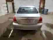 2005 Hyundai Elantra GLS z VIN KMHDN46D75U025235, wystawiony jako Copart lot #70408924 z przebiegiem 304 737 mil mil oraz Szkoda całkowita • Salvage title. Historia ofert i sprzedaży dostępna na DreamBid. Obrazek 6.