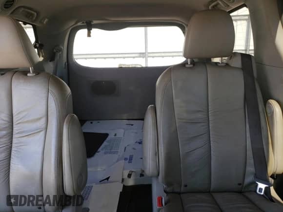 2011 Toyota Sienna XLE z VIN 5TDDK3DC0BS002705, wystawiony jako Copart lot #87119815 z przebiegiem 221 610 mil mil oraz Czysty tytuł • Clean title. Historia ofert i sprzedaży dostępna na DreamBid. Obrazek 10.