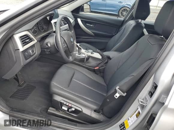 2018 BMW 3 Series 320i xDrive z VIN WBA8A3C55JK763689, wystawiony jako Copart lot #82460725 z przebiegiem 19 730 mil mil oraz Szkoda całkowita • Salvage title. Historia ofert i sprzedaży dostępna na DreamBid. Obrazek 7.