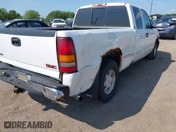 2000 GMC Sierra 1500 SLE z VIN 2GTEC19T3Y1117765, wystawiony jako IAAI lot #40043004 z przebiegiem 177 626 mil mil oraz . Historia ofert i sprzedaży dostępna na DreamBid. Obrazek 6.