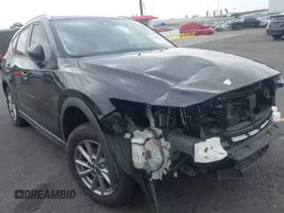 2023 Mazda CX-5 S Carbon Edition z VIN JM3KFBCMXP0132086, wystawiony jako IAAI lot #37026489 z przebiegiem 4 785 mil mil oraz . Historia ofert i sprzedaży dostępna na DreamBid. Obrazek 1.