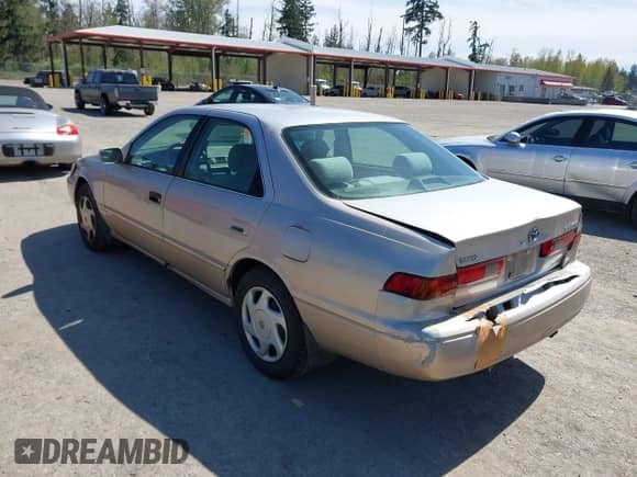 1997 Toyota Camry LE z VIN 4T1BF22K0VU029186, wystawiony jako IAAI lot #42029297 z przebiegiem 153 204 mil mil oraz . Historia ofert i sprzedaży dostępna na DreamBid. Obrazek 3.
