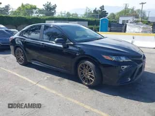 2023 Toyota Camry SE z VIN 4T1G11AK5PU142800, wystawiony jako IAAI lot #42289549 z przebiegiem 35 893 mil mil oraz . Historia ofert i sprzedaży dostępna na DreamBid. Obrazek 1.