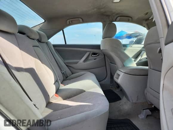 2011 Toyota Camry LE z VIN 4T4BF3EK6BR173795, wystawiony jako Copart lot #87033025 z przebiegiem 321 310 mil mil oraz Czysty tytuł • Clean title. Historia ofert i sprzedaży dostępna na DreamBid. Obrazek 10.