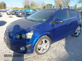 2014 Chevrolet Sonic LTZ z VIN 1G1JE6SB3E4180073, wystawiony jako IAAI lot #43552707 z przebiegiem 93 761 mil mil oraz . Historia ofert i sprzedaży dostępna na DreamBid. Obrazek 2.