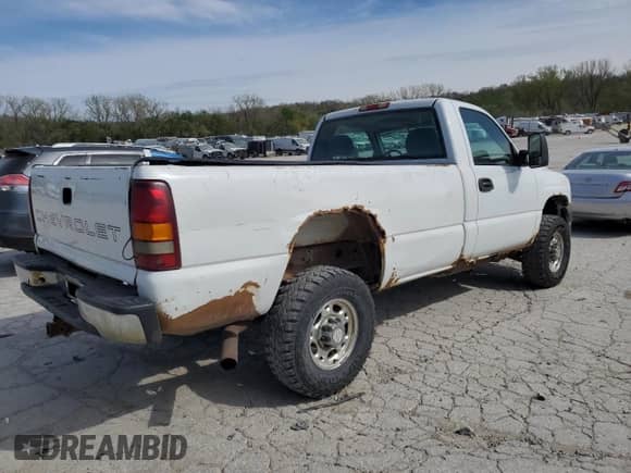 2002 Chevrolet Silverado 2500HD LS with VIN 1GCHK24U92E123890, listed as a Copart auction lot 52396985 with 370,431 mi miles and Salvage title. Bid and sale history available at DreamBid. Image 3.