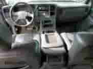 2003 Chevrolet Silverado 2500HD LT z VIN 1GCHK23U93F118122, wystawiony jako Copart lot #61607415 z przebiegiem Nie podano mil oraz Szkoda całkowita • Salvage title. Historia ofert i sprzedaży dostępna na DreamBid. Obrazek 8.