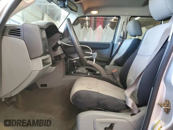 2006 Jeep Commander z VIN 1J8HH48N06C140228, wystawiony jako Copart lot #81205325 z przebiegiem 184 683 mil mil oraz Szkoda całkowita • Salvage title. Historia ofert i sprzedaży dostępna na DreamBid. Obrazek 7.