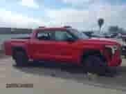 2025 Toyota Tundra SR5 z VIN 5TFWA5DB3SX286467, wystawiony jako IAAI lot #43203208 z przebiegiem Nie podano mil oraz . Historia ofert i sprzedaży dostępna na DreamBid. Obrazek 12.