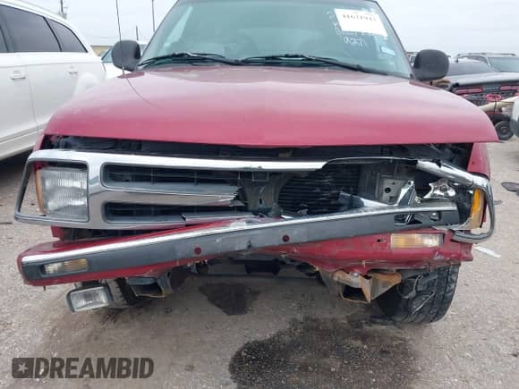 1996 Chevrolet Blazer z VIN 1GNCS13W6T2179271, wystawiony jako IAAI lot #41621943 z przebiegiem 103 498 mil mil oraz . Historia ofert i sprzedaży dostępna na DreamBid. Obrazek 6.