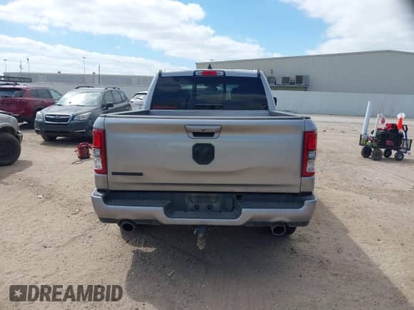 2022 Ram 1500 Big Horn z VIN 1C6RREFT2NN253608, wystawiony jako IAAI lot #42020587 z przebiegiem 44 509 mil mil oraz . Historia ofert i sprzedaży dostępna na DreamBid. Obrazek 17.