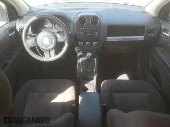 2017 Jeep Compass Sport z VIN 1C4NJCBA7HD185310, wystawiony jako Copart lot #87413445 z przebiegiem 73 721 mil mil oraz Szkoda całkowita • Salvage title. Historia ofert i sprzedaży dostępna na DreamBid. Obrazek 8.