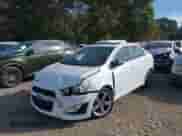 2014 Chevrolet Sonic RS z VIN 1G1JG5SBXE4230911, wystawiony jako IAAI lot #40725104 z przebiegiem 122 433 mil mil oraz . Historia ofert i sprzedaży dostępna na DreamBid. Obrazek 2.