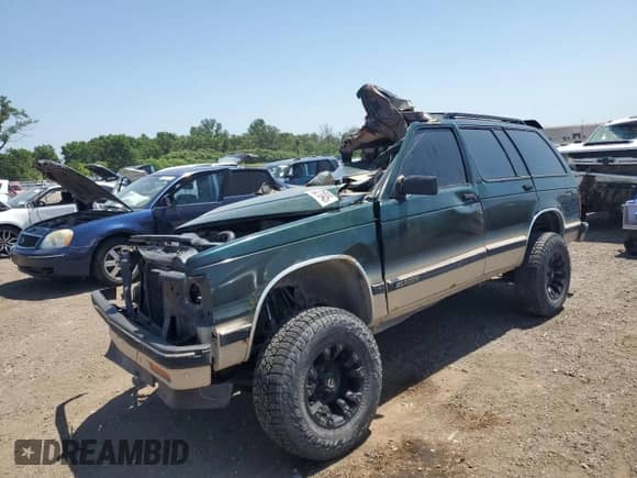 1992 Chevrolet Blazer с VIN 1GNDT13W3N2182424, выставлен на аукционе Copart как лот 63021045 с пробегом Не указан миль и На запчасти • Non repairable. История ставок и продаж доступна на DreamBid. Изображение 1.