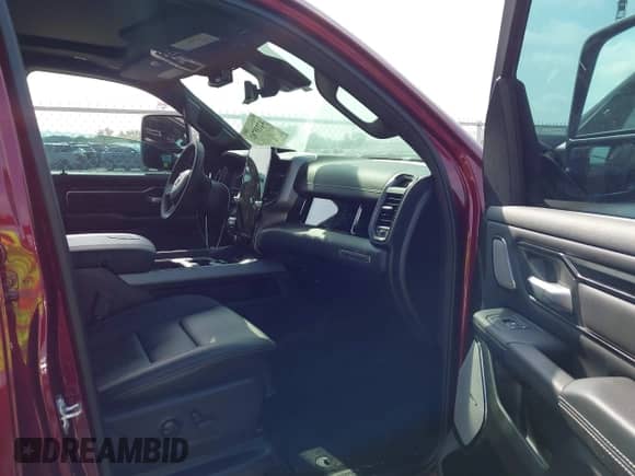 2025 Ram 1500 Rebel z VIN 1C6SRFLP1SN695600, wystawiony jako IAAI lot #42735761 z przebiegiem Nie podano mil oraz . Historia ofert i sprzedaży dostępna na DreamBid. Obrazek 5.