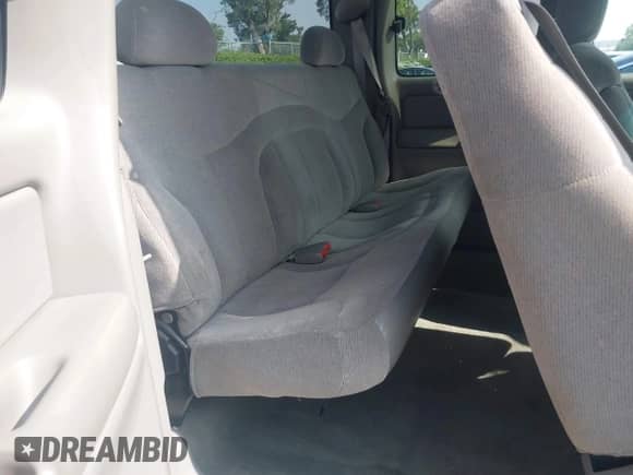 2000 GMC Sierra 1500 SLE z VIN 1GTEC19T0YZ300810, wystawiony jako IAAI lot #42471227 z przebiegiem Nie podano mil oraz . Historia ofert i sprzedaży dostępna na DreamBid. Obrazek 8.