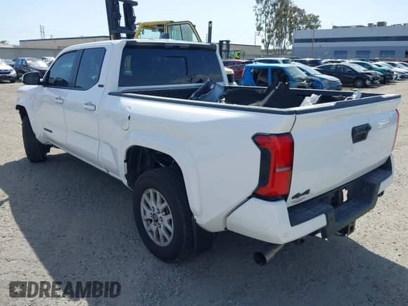 2024 Toyota Tacoma SR5 с VIN 3TYLB5JN4RT009863, выставлен на аукционе IAAI как лот 41610115 с пробегом 8 355 миль миль и . История ставок и продаж доступна на DreamBid. Изображение 3.