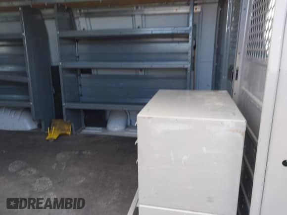 2019 Chevrolet Express Cargo z VIN 1GCZGHFGXK1309218, wystawiony jako IAAI lot #43469373 z przebiegiem 171 490 mil mil oraz . Historia ofert i sprzedaży dostępna na DreamBid. Obrazek 8.