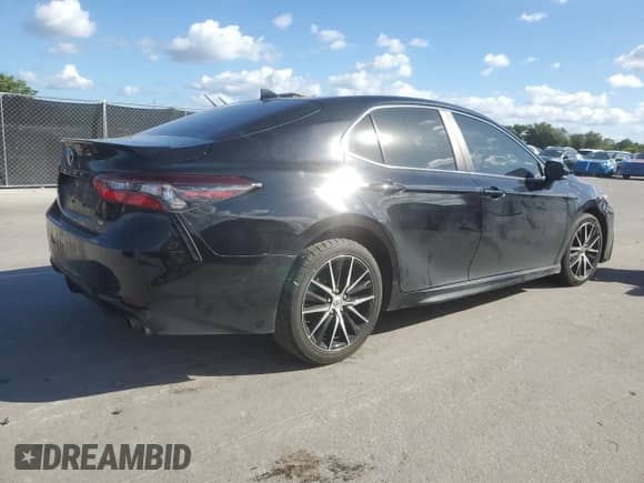 2023 Toyota Camry SE z VIN 4T1G11AK7PU723585, wystawiony jako Copart lot #87020725 z przebiegiem 172 034 mil mil oraz Czysty tytuł • Clean title. Historia ofert i sprzedaży dostępna na DreamBid. Obrazek 3.