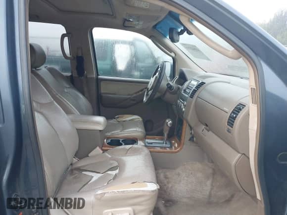 2005 Nissan Pathfinder SE z VIN 5N1AR18U95C726349, wystawiony jako IAAI lot #41842285 z przebiegiem 251 500 mil mil oraz . Historia ofert i sprzedaży dostępna na DreamBid. Obrazek 5.