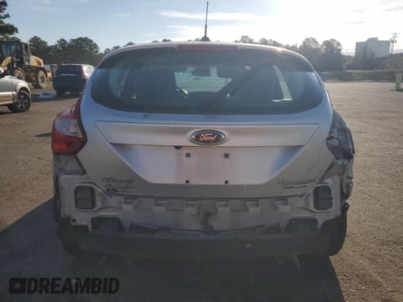 2013 Ford Focus Titanium z VIN 1FADP3N26DL135843, wystawiony jako Copart lot #85565945 z przebiegiem 88 213 mil mil oraz Szkoda całkowita • Salvage title. Historia ofert i sprzedaży dostępna na DreamBid. Obrazek 6.