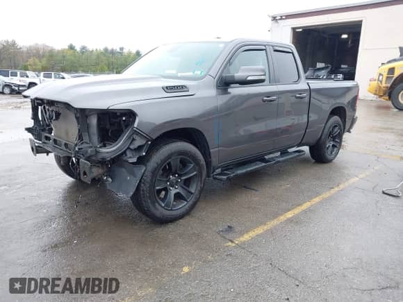 2020 Ram 1500 Big Horn z VIN 1C6SRFBT9LN292321, wystawiony jako IAAI lot #42193481 z przebiegiem 81 809 mil mil oraz . Historia ofert i sprzedaży dostępna na DreamBid. Obrazek 2.