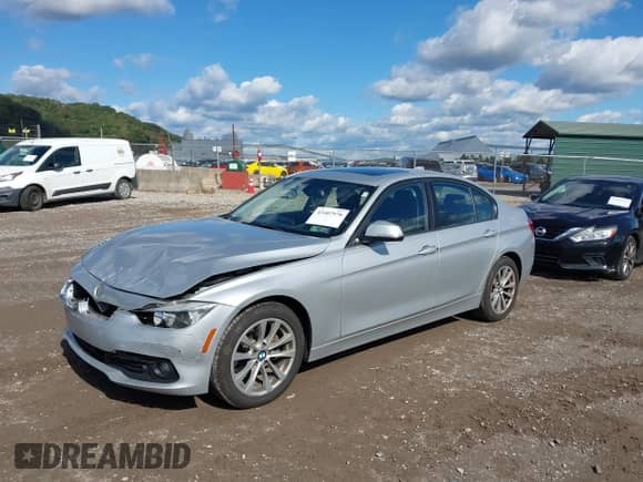 2016 BMW 3 Series 320i xDrive z VIN WBA8E5G58GNT41658, wystawiony jako IAAI lot #43407978 z przebiegiem 117 880 mil mil oraz . Historia ofert i sprzedaży dostępna na DreamBid. Obrazek 2.