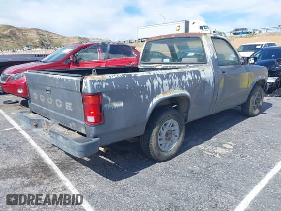 1992 Dodge Dakota S с VIN 1B7FL26X7NS695090, выставлен на аукционе IAAI как лот 41623653 с пробегом 81 784 миль миль и . История ставок и продаж доступна на DreamBid. Изображение 4.