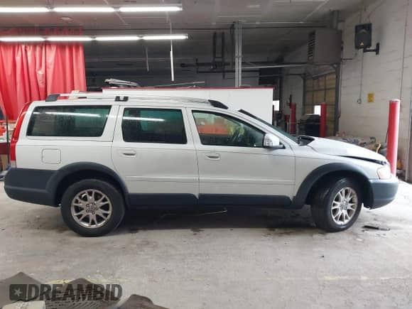 2007 Volvo XC70 with VIN YV4SZ592171255712, listed as a IAAI auction lot 42517996 with 220,951 mi miles and . Bid and sale history available at DreamBid. Image 13.