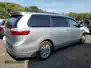 2015 Toyota Sienna XLE z VIN 5TDYK3DC1FS669886, wystawiony jako Copart lot #81678915 z przebiegiem 173 178 mil mil oraz Szkoda całkowita • Salvage title. Historia ofert i sprzedaży dostępna na DreamBid. Obrazek 3.