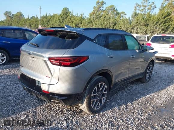 2025 Chevrolet Blazer RS с VIN 3GNKBERS1SS223610, выставлен на аукционе IAAI как лот 43276598 с пробегом 11 378 миль миль и . История ставок и продаж доступна на DreamBid. Изображение 4.