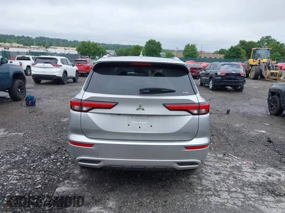2023 Mitsubishi Outlander SEL z VIN JA4J4VA8XPZ025997, wystawiony jako IAAI lot #42376215 z przebiegiem 20 934 mil mil oraz . Historia ofert i sprzedaży dostępna na DreamBid. Obrazek 17.