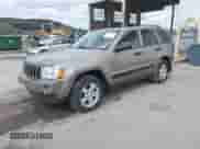 2006 Jeep Grand Cherokee Laredo z VIN 1J4GR48K26C239567, wystawiony jako IAAI lot #43428680 z przebiegiem 136 830 mil mil oraz . Historia ofert i sprzedaży dostępna na DreamBid. Obrazek 2.