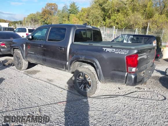 2017 Toyota Tacoma SR5 z VIN 3TMCZ5AN6HM071965, wystawiony jako IAAI lot #43423848 z przebiegiem 189 621 mil mil oraz . Historia ofert i sprzedaży dostępna na DreamBid. Obrazek 3.