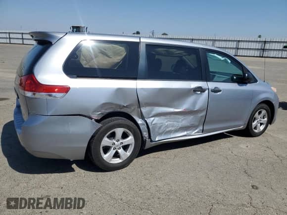 2013 Toyota Sienna L с VIN 5TDZK3DC7DS290201, выставлен на аукционе Copart как лот 83823705 с пробегом 192 233 миль миль и Списание • Salvage title. История ставок и продаж доступна на DreamBid. Изображение 3.
