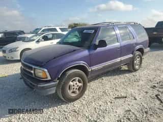 1996 Chevrolet Blazer z VIN 1GNDT13W2T2144616, wystawiony jako Copart lot #72222144 z przebiegiem 79 574 mil mil oraz Szkoda całkowita • Salvage title. Historia ofert i sprzedaży dostępna na DreamBid. Obrazek 1.