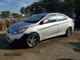 2013 Hyundai Accent GLS z VIN KMHCT4AE4DU421641, wystawiony jako Copart lot #84933565 z przebiegiem 174 782 mil mil oraz Czysty tytuł • Clean title. Historia ofert i sprzedaży dostępna na DreamBid. Obrazek 1.