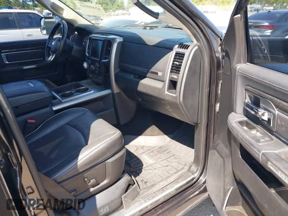 2015 Ram 1500 Laramie Limited z VIN 1C6RR7PT9FS660273, wystawiony jako IAAI lot #42440045 z przebiegiem 118 531 mil mil oraz . Historia ofert i sprzedaży dostępna na DreamBid. Obrazek 5.