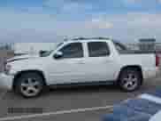 2011 Chevrolet Avalanche LT z VIN 3GNTKFE31BG240127, wystawiony jako IAAI lot #42488489 z przebiegiem 147 737 mil mil oraz . Historia ofert i sprzedaży dostępna na DreamBid. Obrazek 14.