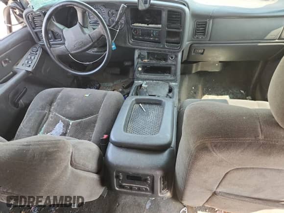 2004 Chevrolet Silverado 2500 LS z VIN 1GCGK23U04F104977, wystawiony jako Copart lot #66474245 z przebiegiem Nie podano mil oraz Szkoda całkowita • Salvage title. Historia ofert i sprzedaży dostępna na DreamBid. Obrazek 8.