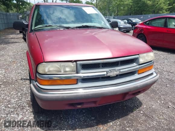 2000 Chevrolet Blazer LT z VIN 1GNDT13W6Y2286541, wystawiony jako IAAI lot #42640267 z przebiegiem 166 500 mil mil oraz . Historia ofert i sprzedaży dostępna na DreamBid. Obrazek 6.