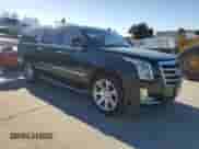 2017 Cadillac Escalade ESV z VIN 1GYS3GKJ4HR317277, wystawiony jako Copart lot #89153825 z przebiegiem 121 130 mil mil oraz Czysty tytuł • Clean title. Historia ofert i sprzedaży dostępna na DreamBid. Obrazek 4.