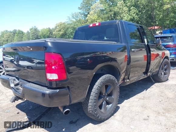 2018 Ram 1500 Express z VIN 1C6RR6KG5JS224520, wystawiony jako IAAI lot #42230272 z przebiegiem 140 748 mil mil oraz . Historia ofert i sprzedaży dostępna na DreamBid. Obrazek 4.