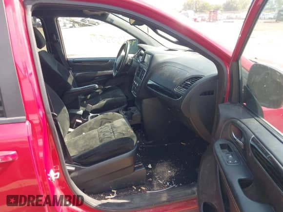 2016 Dodge Grand Caravan SE z VIN 2C4RDGBGXGR236346, wystawiony jako IAAI lot #43228515 z przebiegiem 179 170 mil mil oraz . Historia ofert i sprzedaży dostępna na DreamBid. Obrazek 5.